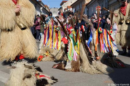 Kamnik so obiskali koranti iz Zamušanov pri Ptuju in v mestno jedro privabili nepregledno množico, željno ogleda tradicionalne pustne šege (57)
